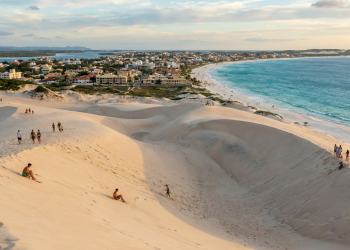 A cidade escondida entre praias e ventos fortes guarda segredos da vida diária