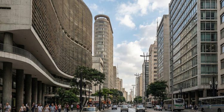 Avenida paulistana ganha fama por sua arquitetura icônica; com seus prédios históricos, ela é uma galeria de arte a céu aberto no centro