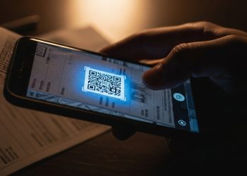 Não aponte sua câmera para qualquer QR Code, golpistas estão usando adesivos para roubar dados