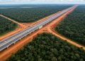 Com mais de 4.000 km de extensão, esta rodovia lendária foi projetada para rasgar a Amazônia e integrar o Brasil de leste a oeste