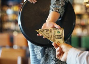 Comunicado para todos os brasileiros sobre as novas regras da gorjeta em bares e restaurantes