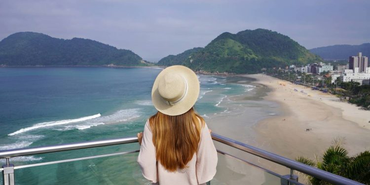 Acessórios de verão de até R$ 79 que protegem do sol e deixam qualquer visual mais bonito