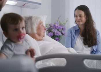 Todos os brasileiros precisam conhecer o direito de idosos a um acompanhante em hospitais