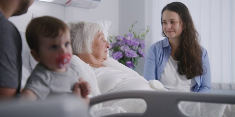 Todos os brasileiros precisam conhecer o direito de idosos a um acompanhante em hospitais