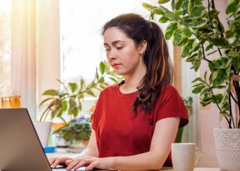 Atenção, trabalhador, a nova lei do home office já define quem paga as contas de internet e luz