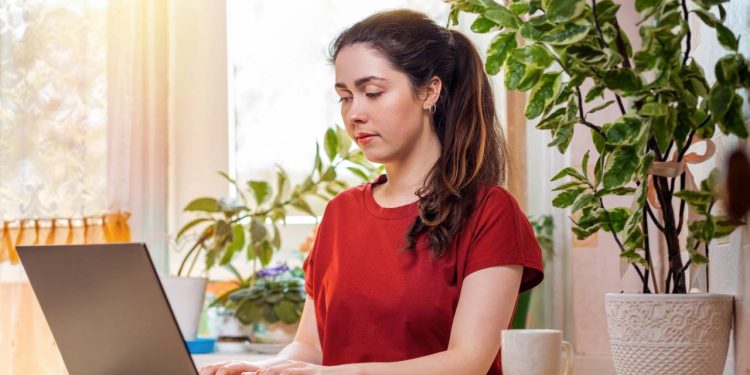 Atenção, trabalhador, a nova lei do home office já define quem paga as contas de internet e luz