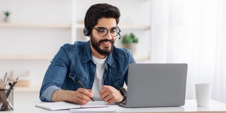 3 acessórios tecnológicos de até R$ 90 que transformam o home office sem gastar muito