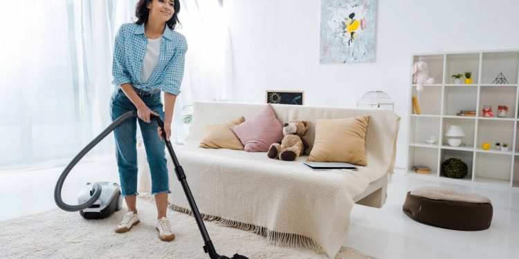 Três tecnologias de até R$ 200 que deixam quem mora sozinho mais seguro e tranquilo