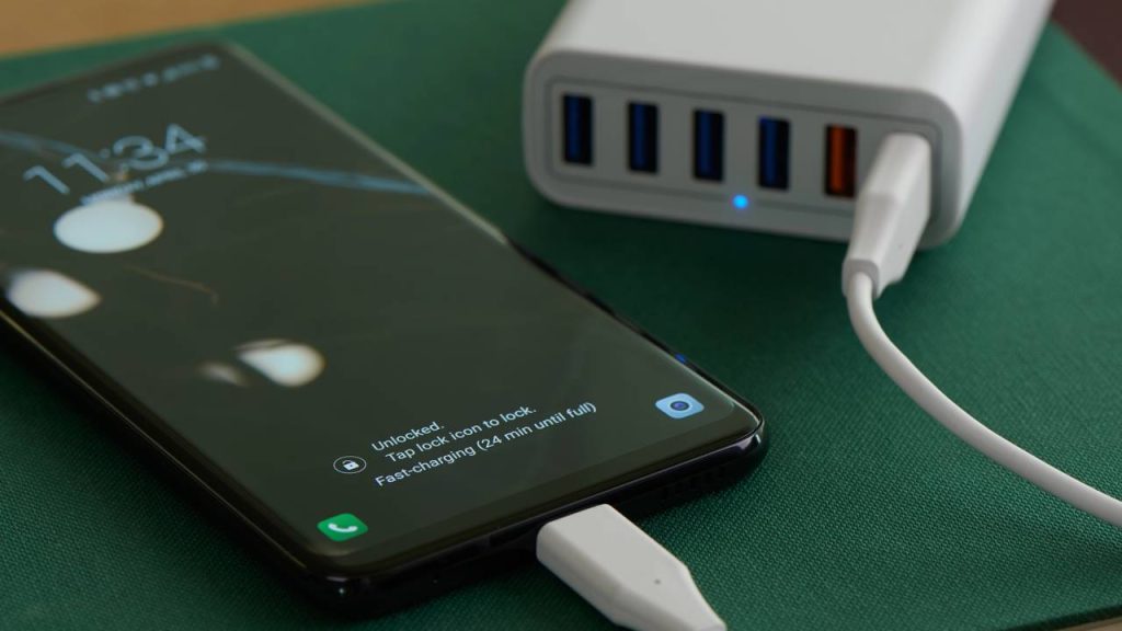 A verdade sobre carregadores de 20 a 40 reais que está surpreendendo consumidores