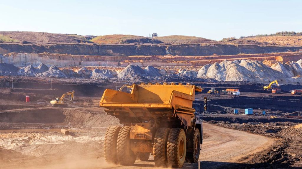 Processo industrial extremo que transforma rochas pobres em metal essencial para o mundo 