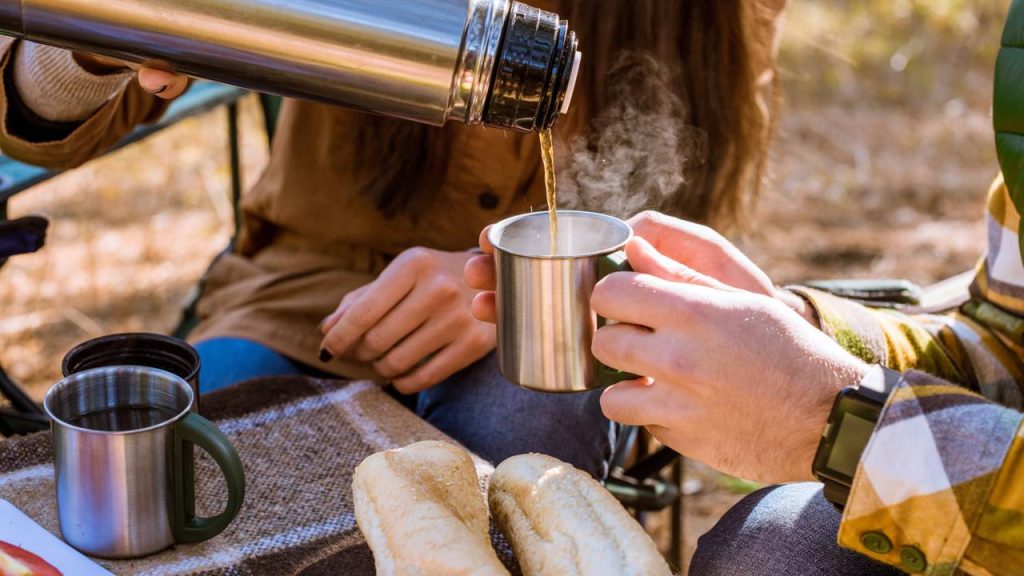 Garrafas térmicas de R$ 39 chamam atenção por vedação forte e ótimo isolamento