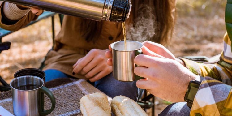 Garrafas térmicas de R$ 39 chamam atenção por vedação forte e ótimo isolamento
