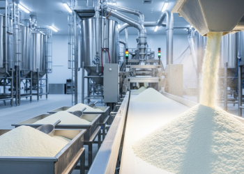 São necessários 8 litros de líquido para gerar 1 kg de pó: entenda a "matemática industrial" e o custo real por trás da lata que você compra no mercado