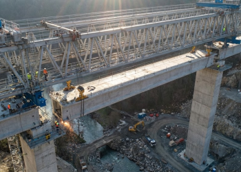 A máquina que "caminha" sobre pilares a 30 metros de altura: entenda como a Treliça Lançadeira deposita vigas de 100 toneladas com precisão milimétrica sem tocar o chão