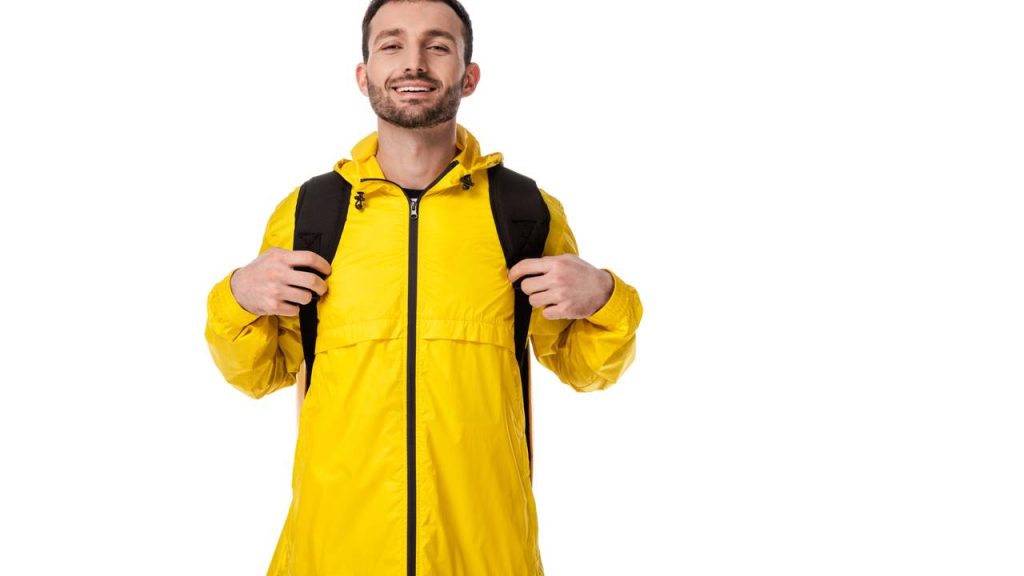 Três jaquetas leves de até R$ 199 que protegem do vento e da chuva sem pesar no look