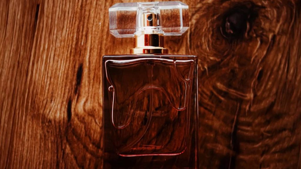 Perfumes amadeirados de até R$ 140 que marcam presença sem pesar