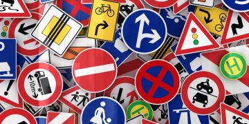 As cores da sinalização viária no Brasil e como elas organizam o fluxo nas ruas