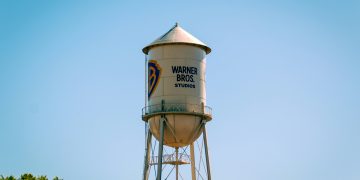 Warner Bros. pede para acionistas recusarem proposta da Paramount