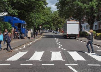 Rua de Londres ganha fama mundial por sua faixa de pedestres, pois o álbum dos Beatles de 1969 transformou o asfalto em um dos maiores pontos turísticos