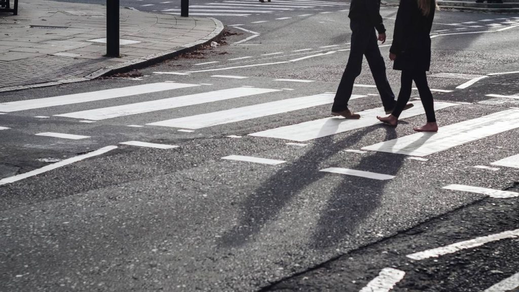 Rua de Londres ganha fama mundial por sua faixa de pedestres, pois o álbum dos Beatles de 1969 transformou o asfalto em um dos maiores pontos turísticos