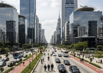 Com arranha-céus espelhados e sedes corporativas, avenida se consolidou como símbolo do poder econômico