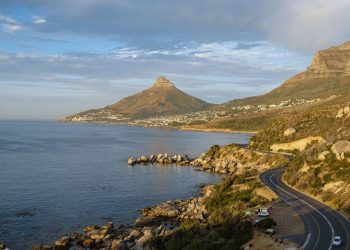 Estrada na África do Sul ganha fama mundial, pois seus 9 km esculpidos em rocha sólida possuem 114 curvas sobre o oceano em um cenário épico