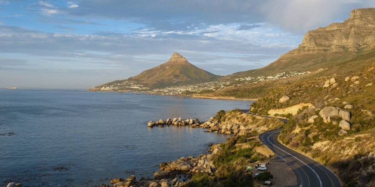Estrada na África do Sul ganha fama mundial, pois seus 9 km esculpidos em rocha sólida possuem 114 curvas sobre o oceano em um cenário épico