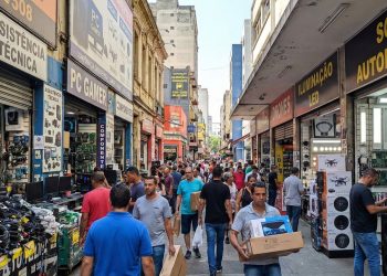 Rua paulistana vira o maior polo de eletrônicos do Brasil; com centenas de lojas, ela é o paraíso para quem busca tecnologia