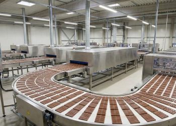 São necessárias 400 sementes de cacau torradas para fazer 500g de chocolate: é assim que o fruto amargo vira uma barra doce