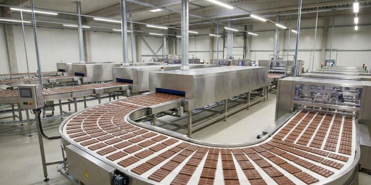 São necessárias 400 sementes de cacau torradas para fazer 500g de chocolate: é assim que o fruto amargo vira uma barra doce