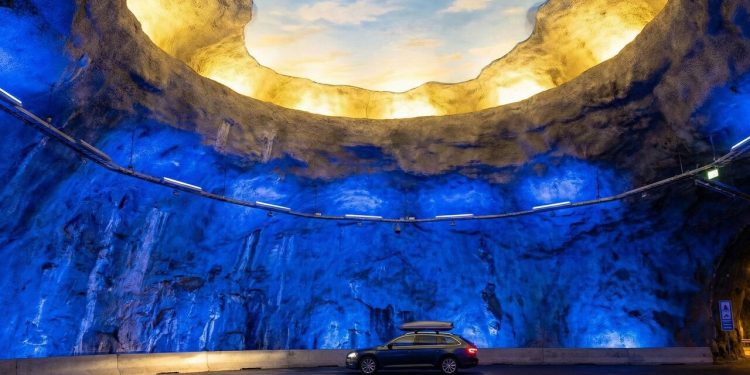 Com 24,5 km, o túnel na Noruega que usa luzes coloridas para simular o nascer do sol e manter motoristas acordados