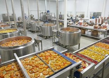Com imersão em xarope de açúcar por vários dias e secagem controlada, é assim que a indústria transforma frutas frescas em doces cristalizados
