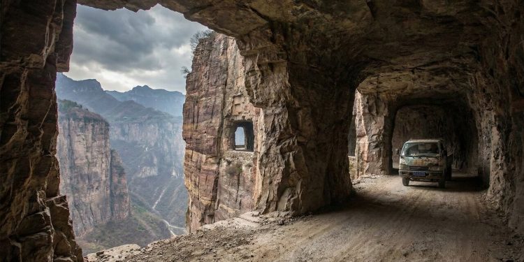 Estrada na China ganha fama mundial pelo perigo; escavada à mão em um precipício, a via de Guoliang virou uma atração turística