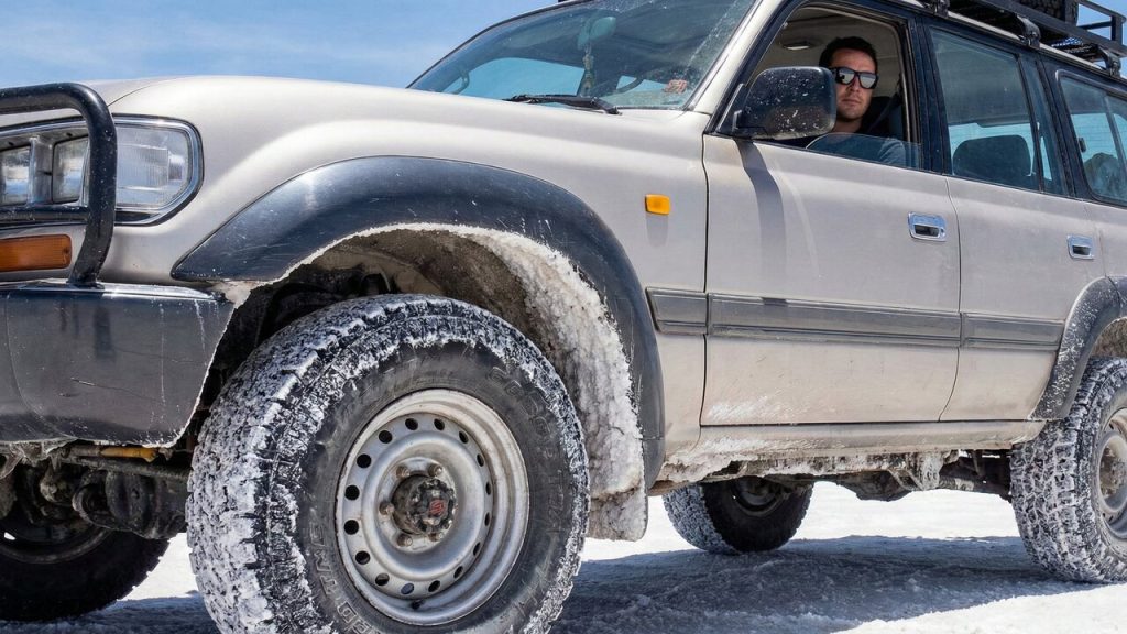 A trilha sobre 10.000 quilômetros quadrados de sal na Bolívia atinge 3.600 metros de altitude; o Salar de Uyuni desafia a direção com sua planície branca infinita