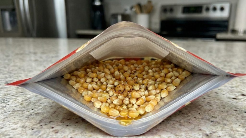 Com grãos de milho selecionados e uma embalagem com tecnologia de calor interno, é assim que a indústria faz a pipoca de micro-ondas perfeita