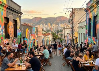 Com apenas 500 metros, rua em BH virou o mirante mais famoso da cidade, com vista para murais de arte urbana e a vida boêmia