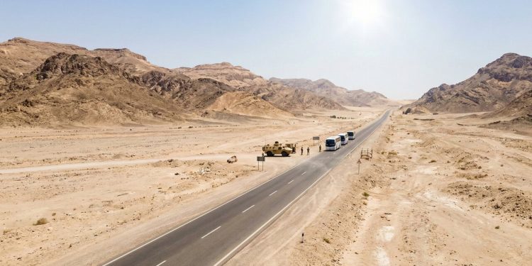 Com 300 km de extensão no deserto do Egito, a estrada já foi tão perigosa que motoristas viajavam com os faróis apagados à noite