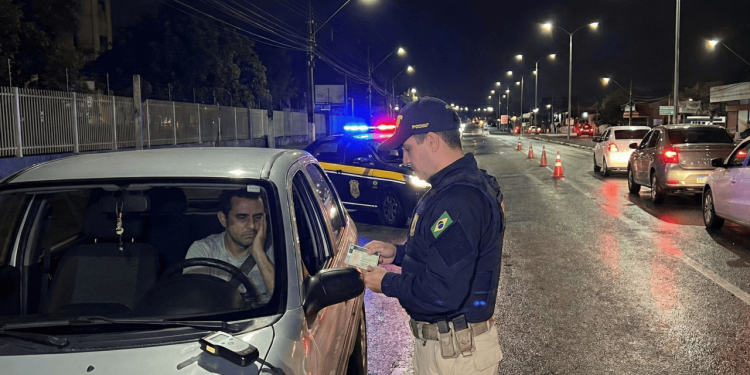 A infração de trânsito que custa quase R$ 3 mil e tira a CNH por um ano inteiro