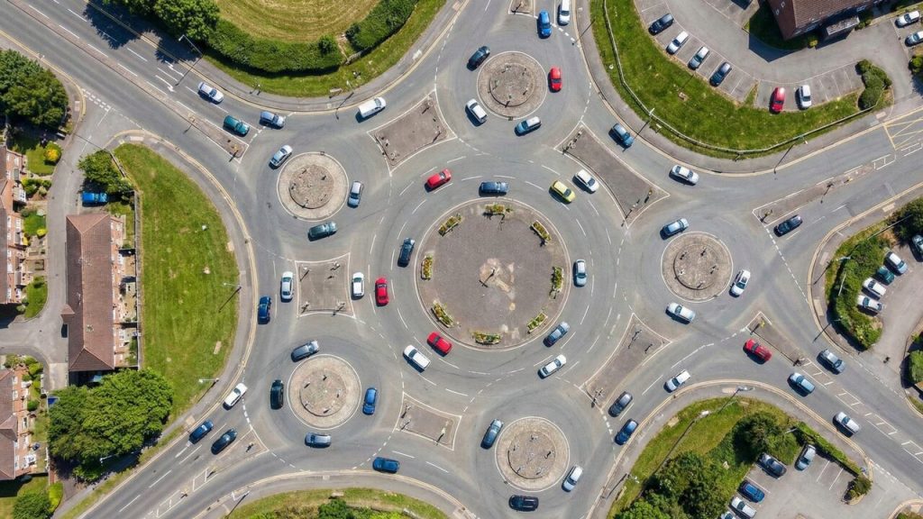 A rotatória na Inglaterra com cinco mini-entroncamentos internos; a Magic Roundabout é um pesadelo para motoristas e uma obra-prima de fluxo viário