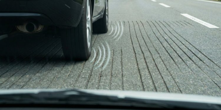 A rodovia japonesa que toca música para o motorista; com ranhuras no asfalto, a estrada musical exige 45 km/h para reproduzir uma melodia perfeita