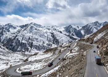 Com 2.142 km de extensão, a rodovia chinesa cruza 14 montanhas acima de 4.000m e é uma das mais perigosas do mundo