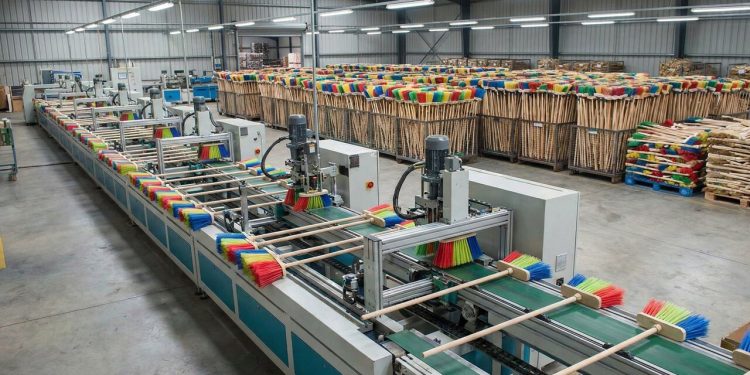 Uma única fábrica recicla 40 milhões de garrafas PET por ano para transformar lixo plástico nas cerdas de vassouras