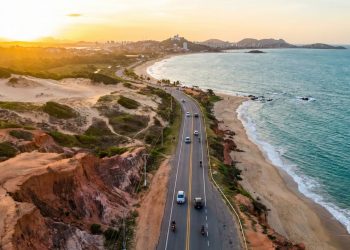 Rodovia capixaba ganha fama por suas paisagens; com 67 km de praias e falésias, ela liga as principais cidades do litoral