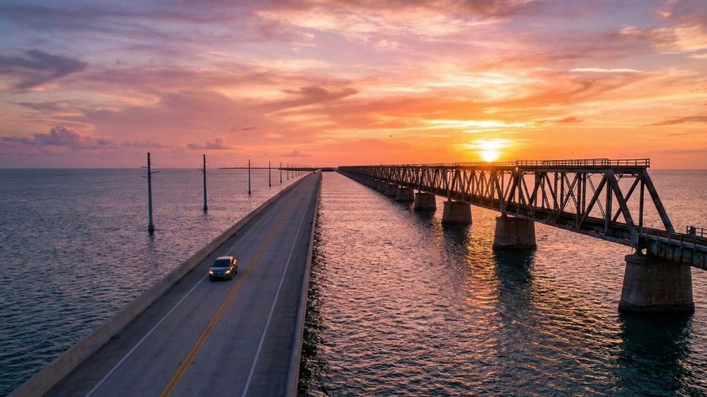 A rodovia americana que salta sobre o oceano com 42 pontes; com a famosa Seven Mile Bridge, a Overseas Highway une Miami às ilhas de Florida Keys