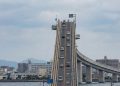 A bizarra ponte de concreto no Japão com uma inclinação tão brutal que parece uma montanha-russa desenhada para testar os freios dos carros