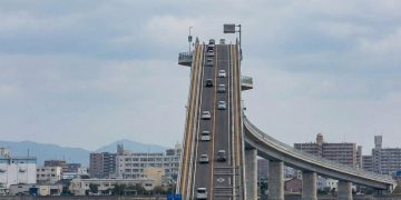 A bizarra ponte de concreto no Japão com uma inclinação tão brutal que parece uma montanha-russa desenhada para testar os freios dos carros