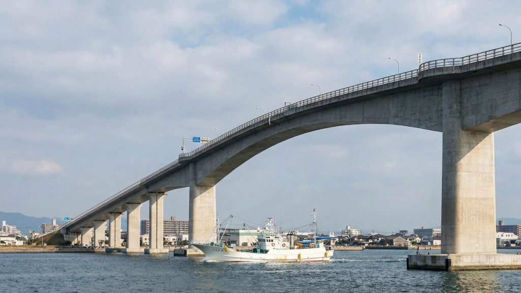 A bizarra ponte de concreto no Japão com uma inclinação tão brutal que parece uma montanha-russa desenhada para testar os freios dos carros