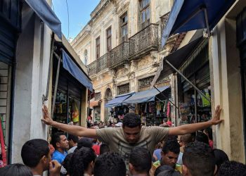 Rua de Manaus ganha fama pelo seu comércio popular; entre lojas e camelôs, ela guarda a história do rico ciclo da borracha