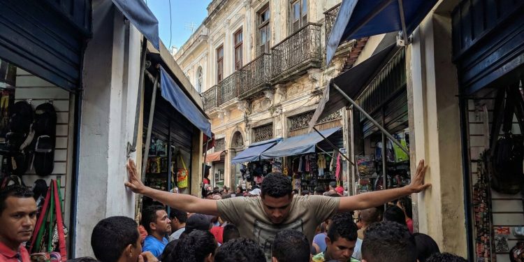 Rua de Manaus ganha fama pelo seu comércio popular; entre lojas e camelôs, ela guarda a história do rico ciclo da borracha