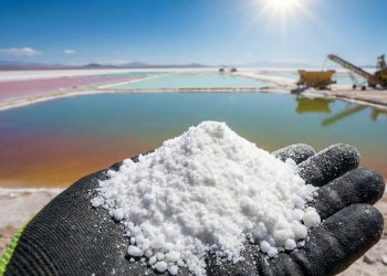 Milhões de litros de salmoura e 18 meses de evaporação no deserto: é assim que o lítio, o "ouro branco" das baterias, é extraído